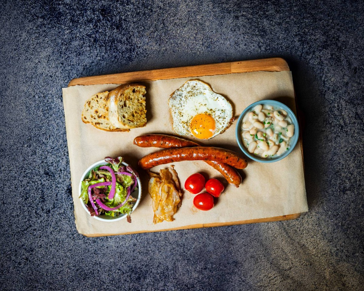 Raňajky Schöne Náci: párky, vajce, slanina, pečivo